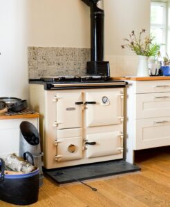 Rayburn 200 SFW houtgestookt fornuis crème kleur in landelijke keuken